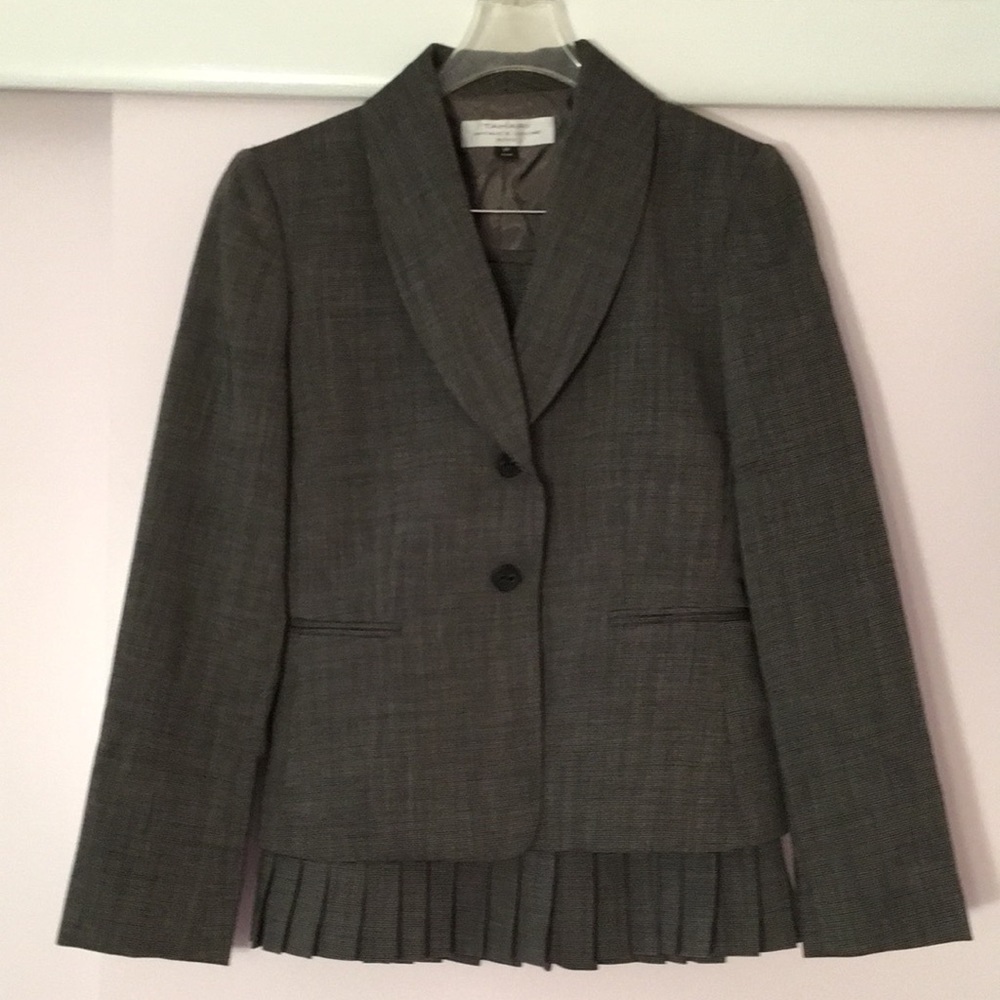 Tahari Two Piece Suit: Jacket & Skirt 6P 6 Petite
